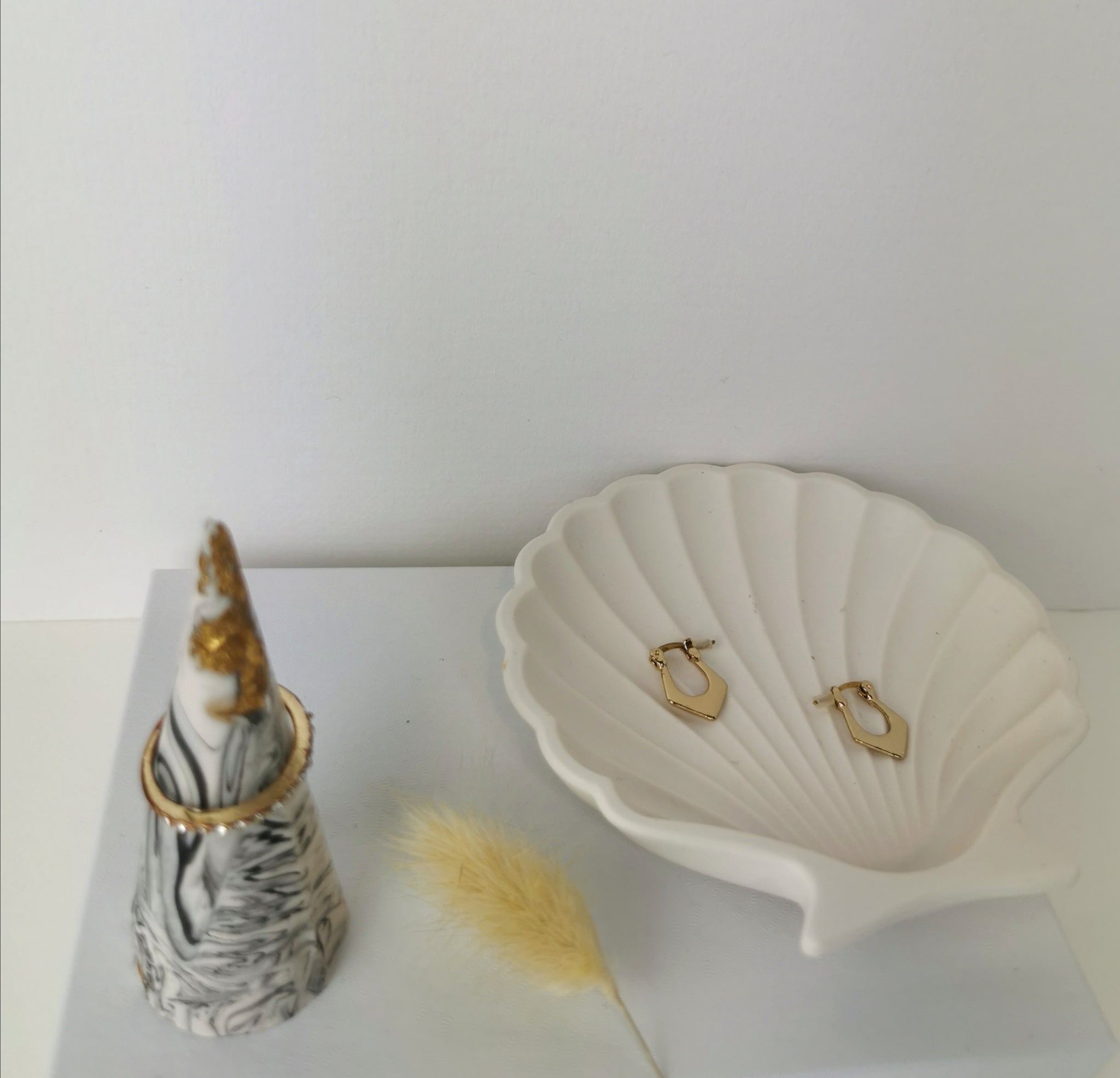 Cone-Shaped Ring Holder — Black Marble & Gold Leaf
