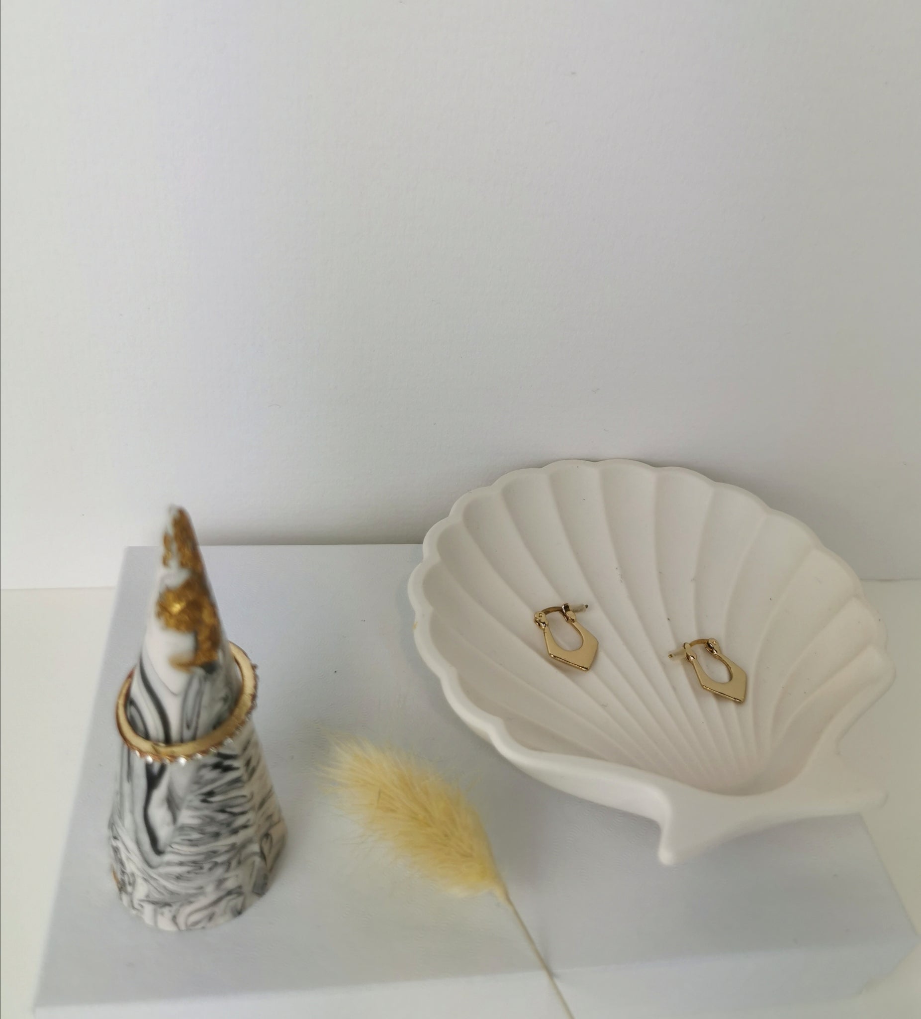 Luxury Gift Set — Ribbed Carousel Jar & Ring Holder (Marble & Gold)