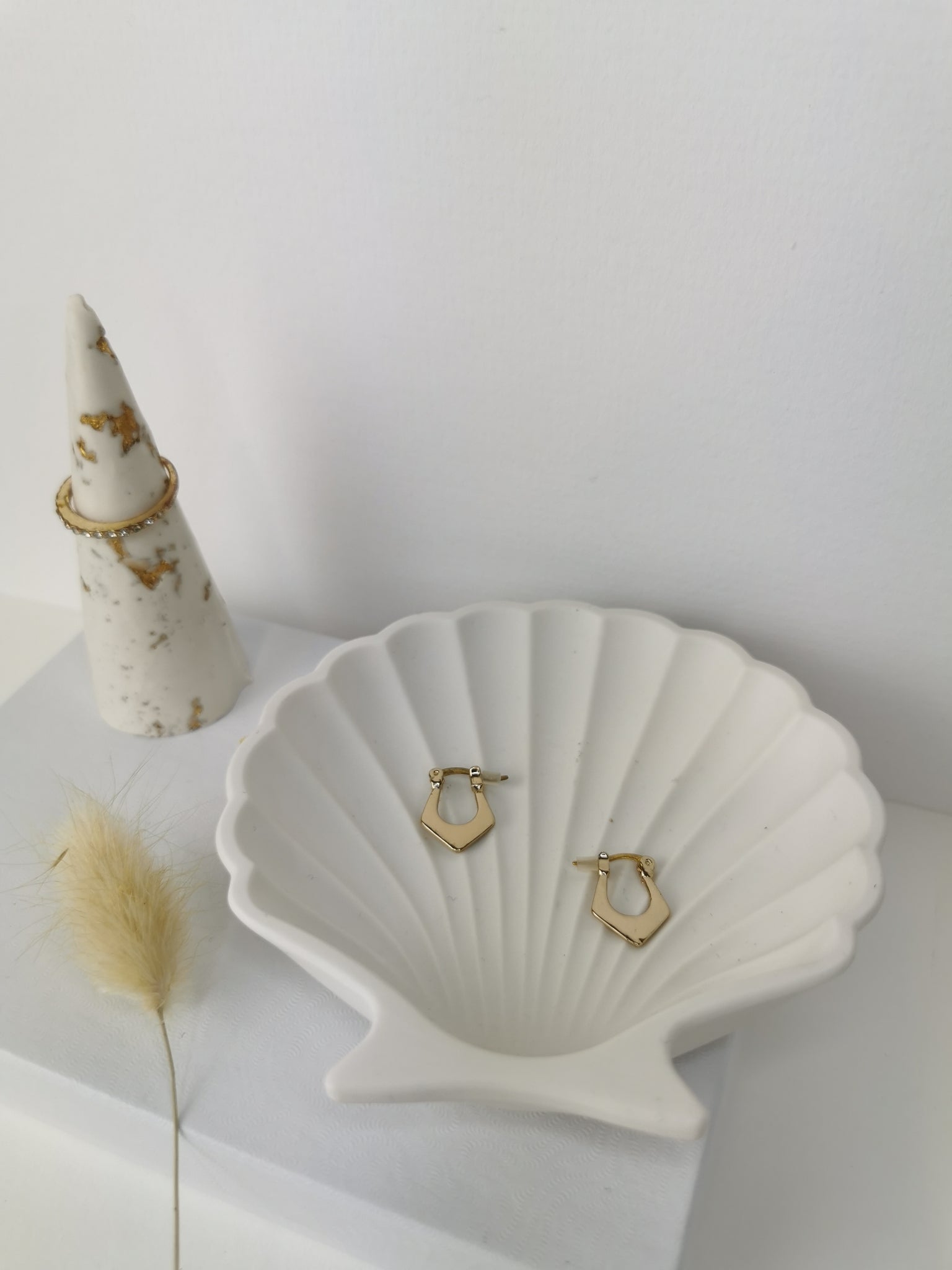 Cone-Shaped Ring Holder — Gold Leaf