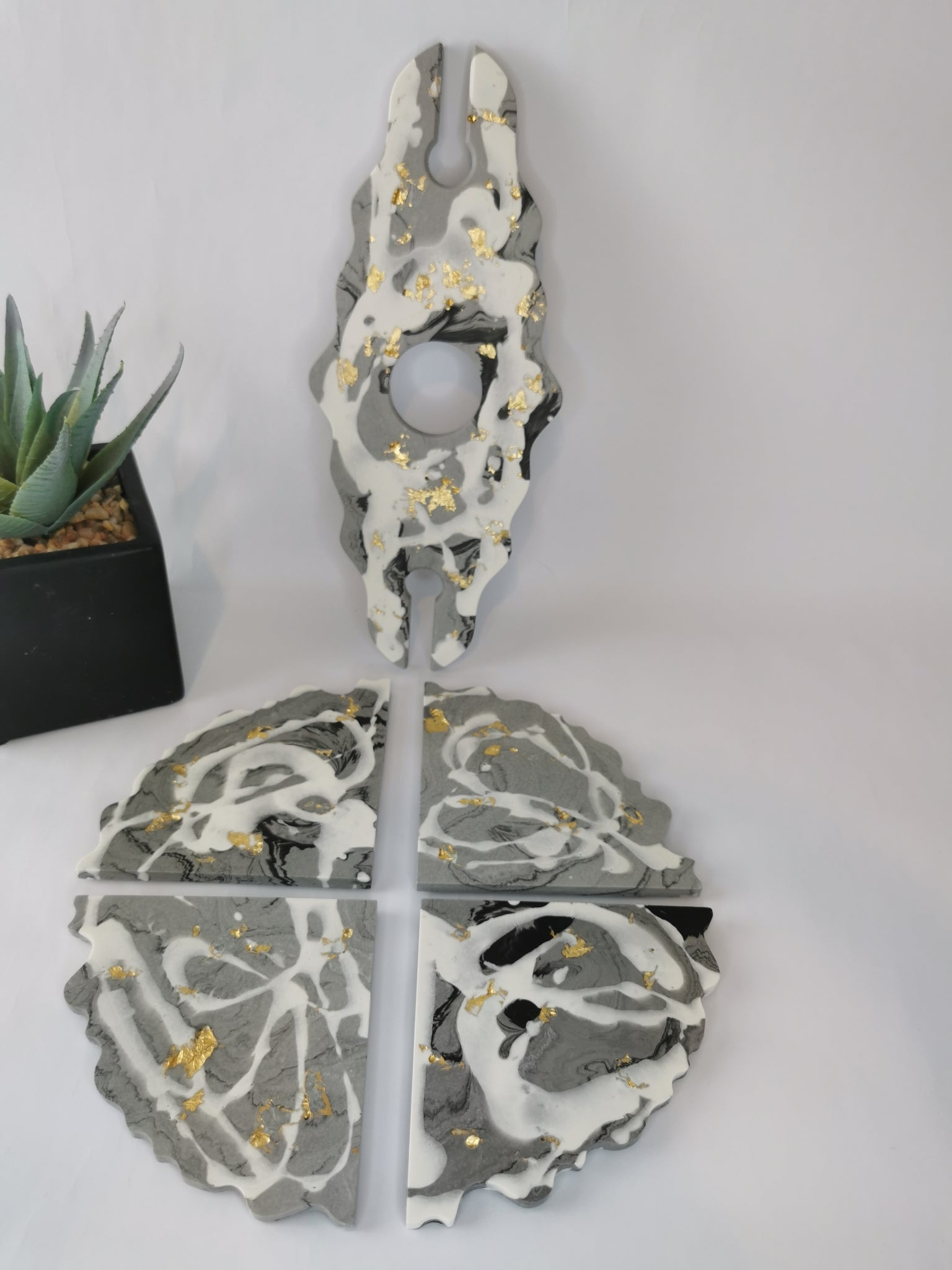 Luxury Hosting Gift Set — Wine Holder & Triangle Coasters (Marble &Gold)