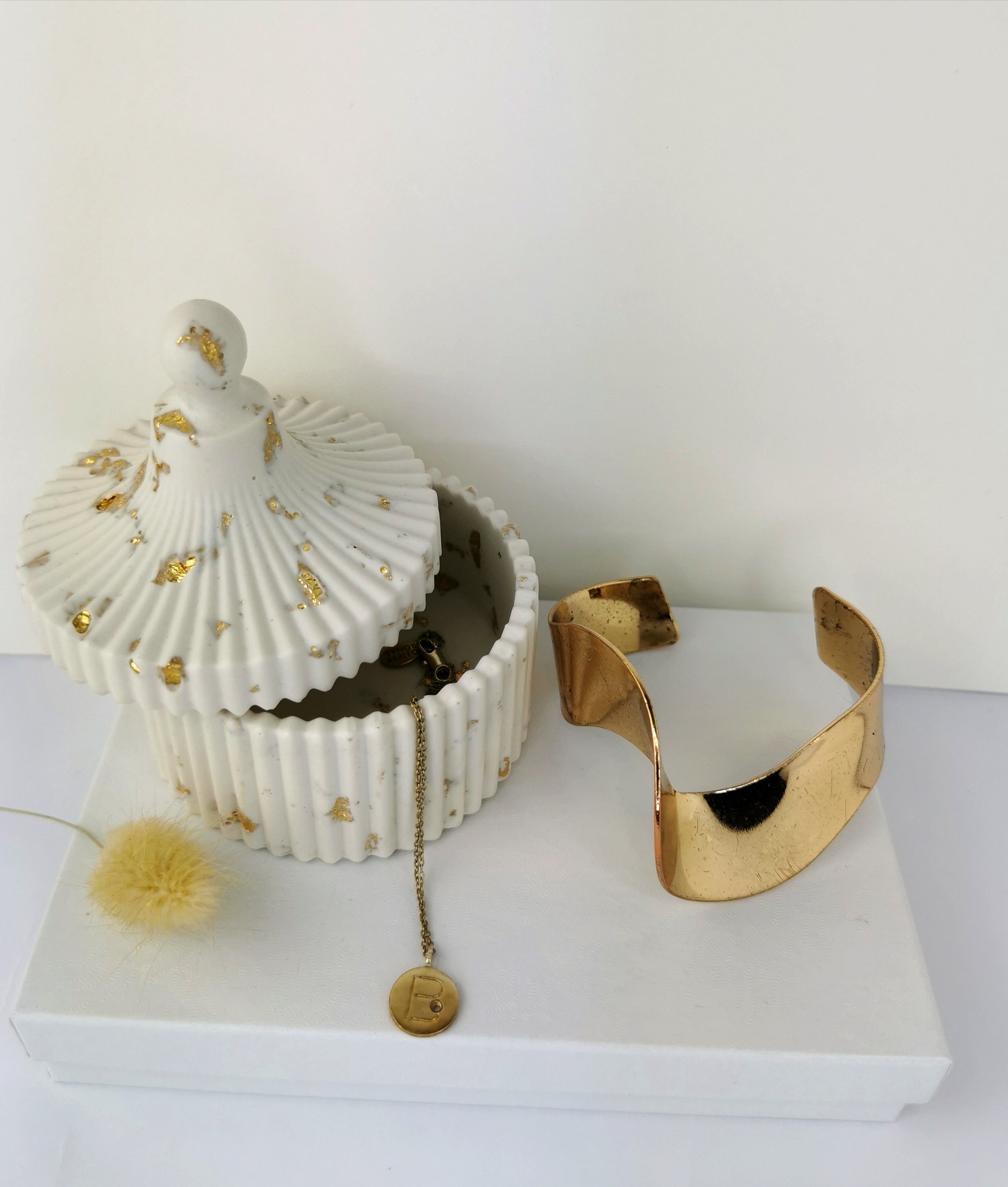 Luxury Gift Set — Large Vanity Tray, Shell Tray & Carousel Ribbed Jar (Gold Leaf)